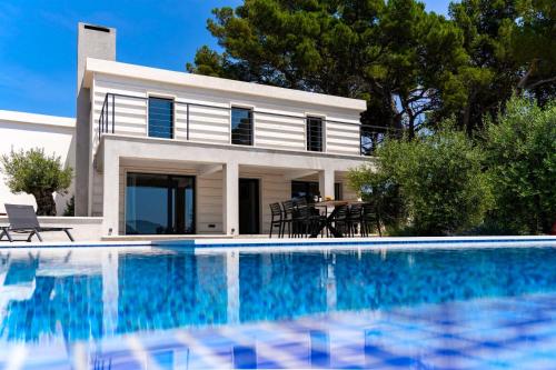 Seafront Villa Serenita – khách sạn tại Sumartin