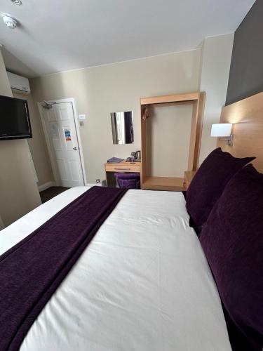 Small Double Room image 10