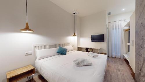 One-Bedroom Deluxe Apartment image 10