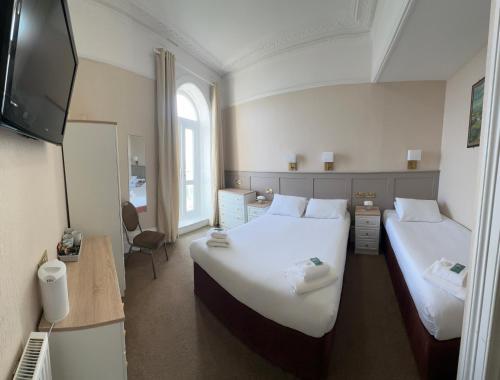 1 double bed, 1 twin bed