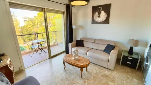 Studio avec terrasse, parking, piscine proche plage et centre à Cannes