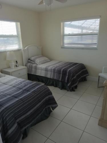 villa - Sleeps 6 & sports boat - image 4