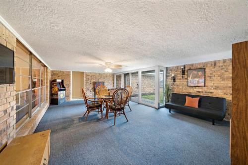 Relax and Play 3BR Retreat w Sunroom in Decker