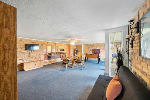 Relax and Play 3BR Retreat w Sunroom in Decker