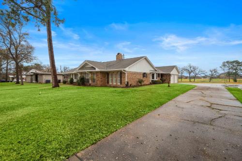 Relax and Play 3BR Retreat w Sunroom in Decker