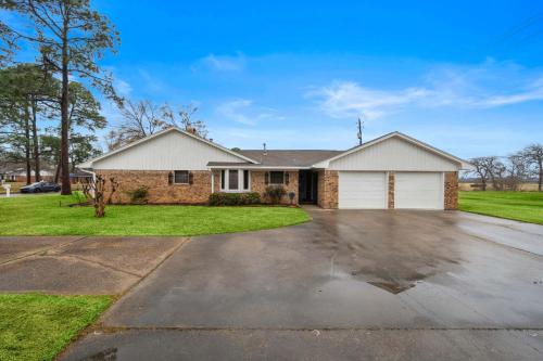 Relax and Play 3BR Retreat w Sunroom in Decker