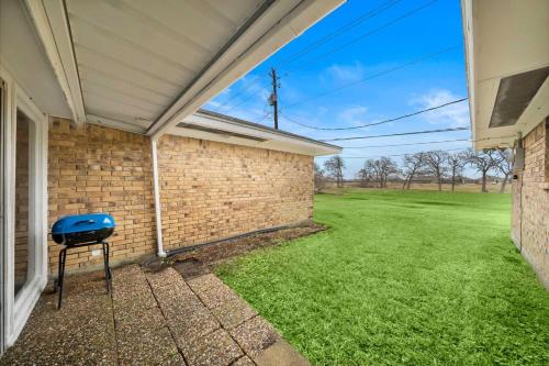 Relax and Play 3BR Retreat w Sunroom in Decker