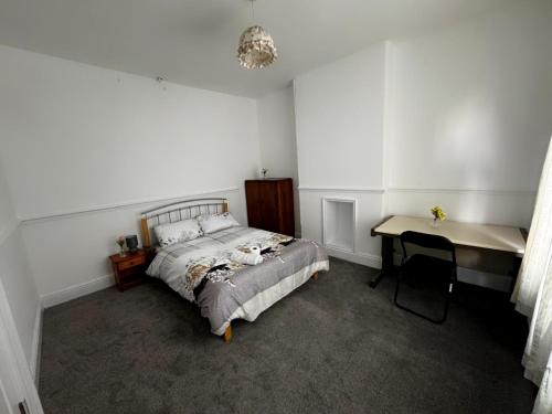 Double-Bedroom in the Heart of Salford Manchester GCSW6 Perfect for Short Stays, Манчестер