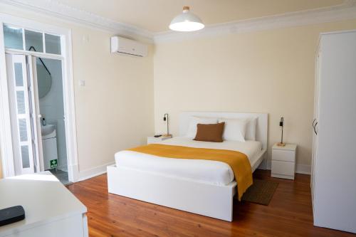 Matching Loures Guest House in โลเรส