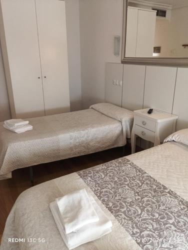 2 twin beds
