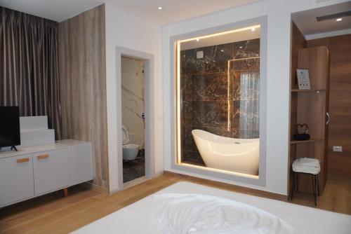 Coli's Hotel - image 2