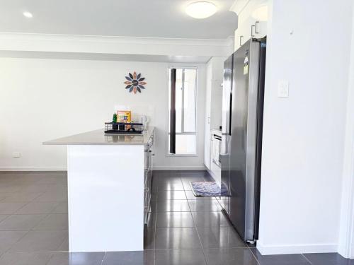 Coomera Comfort - Family Home Great for Play or Work, mins to Coomera Westfield n Theme Parks