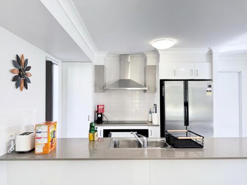 Coomera Comfort - Family Home Great for Play or Work, mins to Coomera Westfield n Theme Parks in Coomera