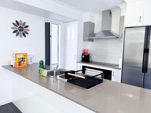 Coomera Comfort - Family Home Great for Play or Work, mins to Coomera Westfield n Theme Parks in Coomera