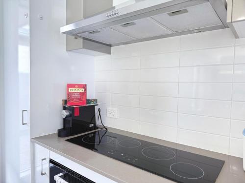 Coomera Comfort - Family Home Great for Play or Work, mins to Coomera Westfield n Theme Parks in Coomera