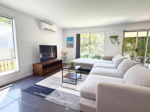 Coomera Comfort - Family Home Great for Play or Work, mins to Coomera Westfield n Theme Parks in Coomera