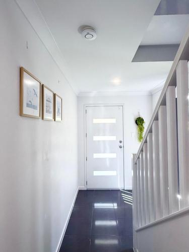 Coomera Comfort - Family Home Great for Play or Work, mins to Coomera Westfield n Theme Parks