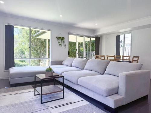 Coomera Comfort - Family Home Great for Play or Work, mins to Coomera Westfield n Theme Parks