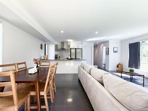 Coomera Comfort - Family Home Great for Play or Work, mins to Coomera Westfield n Theme Parks in Coomera