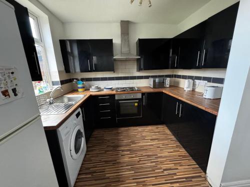 Double-Bedroom in the Heart of Salford Manchester GCSW4 Perfect for Short Stays, Manchester (photo 9)