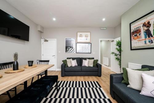 Picasso's Place Liverpool Apt Sleeps 9, Liverpool