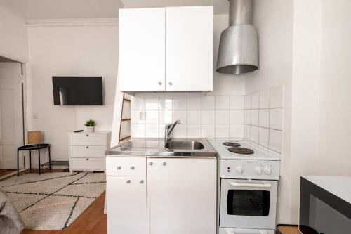 Kitchen, 2ndhomes Cozy Studio in Kamppi near Pihlajasaari Recreational Park