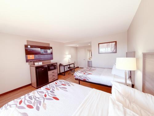 Deluxe Double Room with Two Double Beds - Smoke Free room in Red Roof Inn Tucson Downtown- University