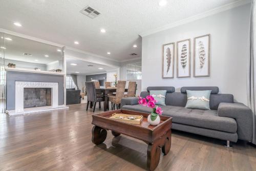Tranquil Poolside Oasis with BBQ and Serene Ambiance, North Hollywood