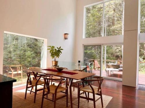 Unique and Private 25ft Waterfall House in Hunter - image 9