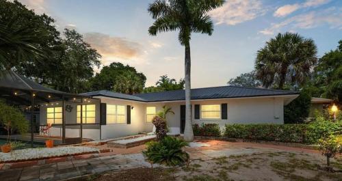 St Pete heated pool hot tub 5 min to the beach