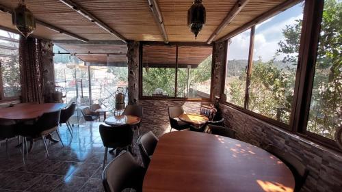Auberge Sous Les Étoiles Lac Ouiouane (Auberge Sous Les Etoiles Lac Ouiouane) in Jemaa de Mrirt