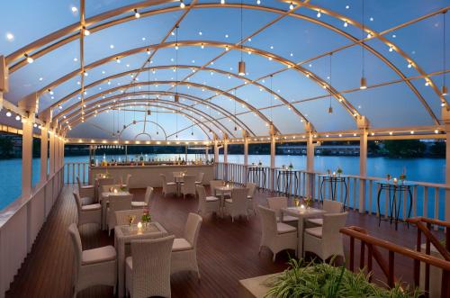 Bar, Cinnamon Lakeside Hotel in Colombo