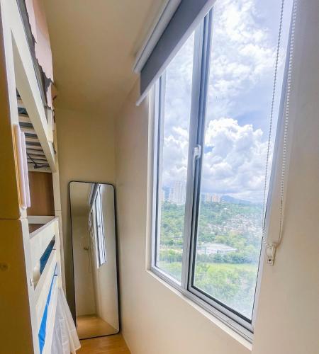 Bed and Pool in Hostel Apartment Avida Towers Cebu IT Park, Cebu (photo 3)