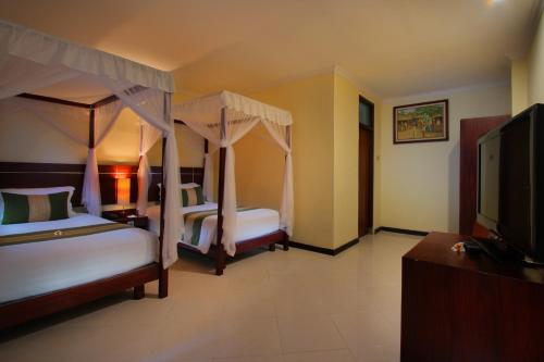 3 twin beds