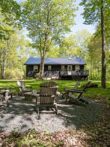 Chic Cabin with Hot Tub and Fire Pit