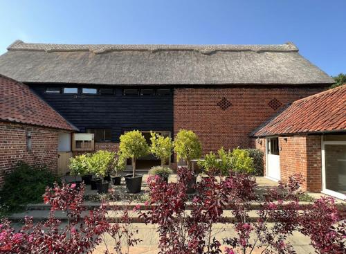 Dingle Marsh Barns in 登維治