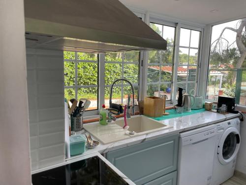 ห้องครัว, Sesimbra Country House with Swimming Pool in โกโตเบีย