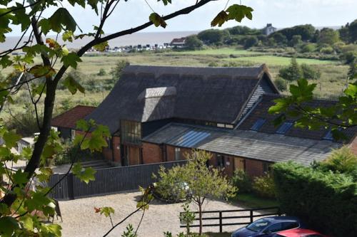 Dingle Marsh Barns in 登維治