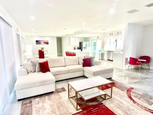 Luxurious & Modern Open Floor Plan Heated Pool Villa in Hollywood, USA