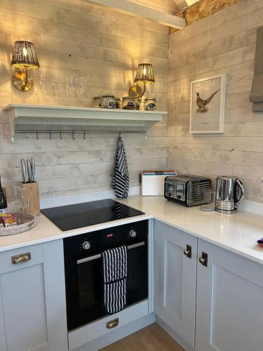 köök, Luxury Boutique retreat, hot tub, dog friendly in Hammer