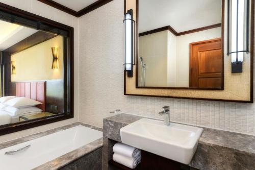 Deluxe King Room with Island View image 6