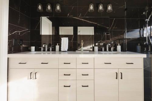 Luxurious Mountain-View Townhouse near Tracy Aviary