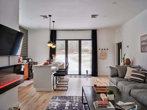 Chic Renovated Chalet with Private Pond in Roscoe (NY)