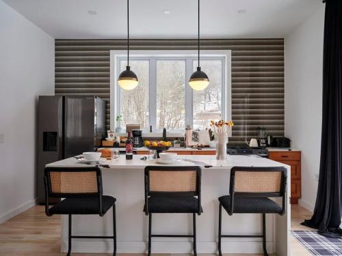 Chic Renovated Chalet with Private Pond in Roscoe (NY)