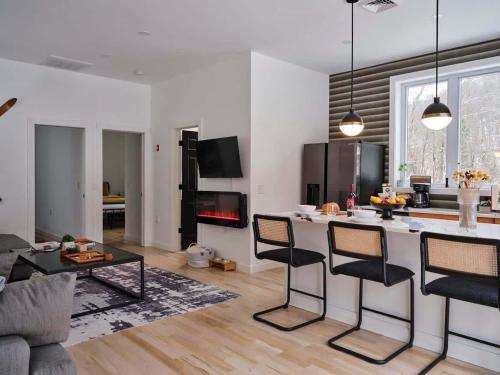 Chic Renovated Chalet with Private Pond - image 8
