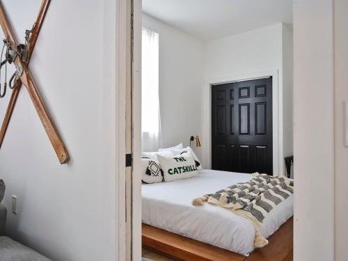 Chic Renovated Chalet with Private Pond - image 7