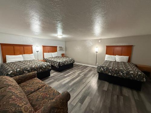 3 queen beds