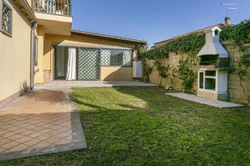 Casa moderna con giardino