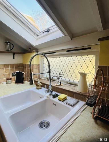 Perfect cottage, Free WiFi, Free offorad private parking, minutes from nearby attractions Perfect cottage, Free WiFi, Free offorad private parking, minutes from nearby attractions