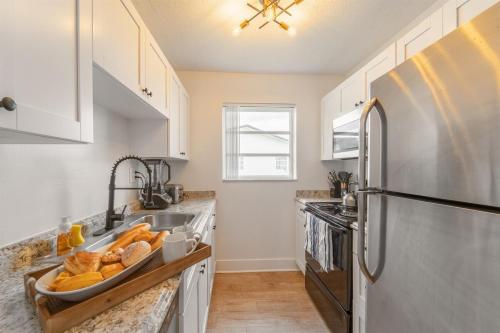 Modern Chic Getaway - Sleeps 11 - Palmwavestays thumb 3